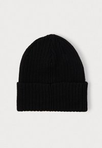 Czarna, prążkowana czapka beanie z podwiniętym mankietem, zaprezentowana na płasko na jasnoszarym tle.