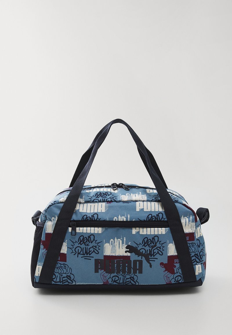 Bolsa de viaje de tela azul con acentos negros, con un diseño de graffiti y asas de transporte resistentes. Parte superior con cremallera y bolsillo lateral.