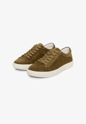 Pruunist sametist tossud madala lõike, ümmarguse varbaga ja valge kummist tallaga. Omab sobivaid paelu ja minimaalset õmblusdetailide kasutamist.