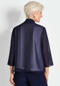 Marine doorschijnende jasje zonder knopen met een kraag, driekwart mouwen en een vloeiende silhouet, met een gladde textuur en lichtgewicht ontwerp.