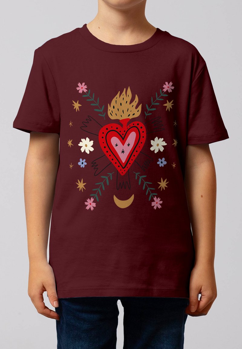 Enfant portant un t-shirt bordeaux avec un cœur en flammes au centre, entouré de fleurs, d'étoiles, de branches feuillues et d'un croissant de lune.