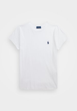 Hvit bomulls T-skjorte med korte ermer, med en liten marineblå logo på venstre bryst. Enkelt design med rund hals.