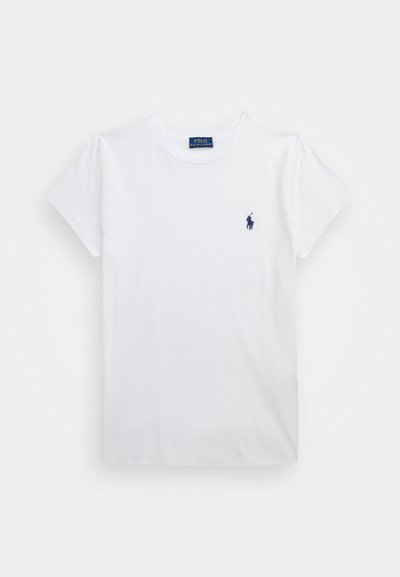 Camiseta de algodón blanca de manga corta, con un pequeño logo en color marino en el lado izquierdo del pecho. Diseño sencillo con cuello redondo.