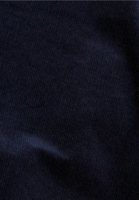 Marineblaues Cord-Stoffgewebe mit vertikaler Rippung, das eine weiche Textur und eine tiefe, einheitliche Farbe ohne Muster oder Verzierungen aufweist.