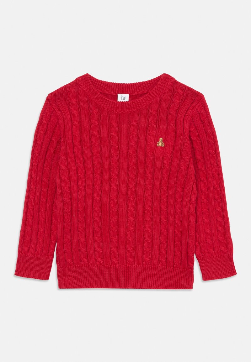 Pull rouge à manches longues en maille torsadée, col rond et petit ours en peluche brodé sur la poitrine gauche, posé à plat sur fond blanc.