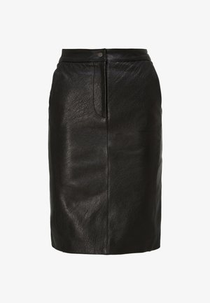 Czarna skórzana ołówkowa spódnica o gładkiej fakturze, z wysokim stanem i dwiema bocznymi kieszeniami; posiada subtelny połysk i zapięcie na guziki.