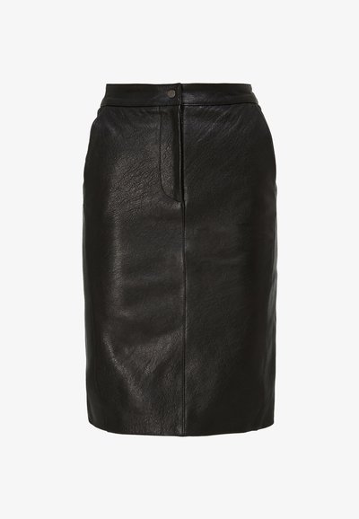 Čierna kožená ceruzková sukňa s hladkou textúrou, vysokým pásom a dvoma bočnými vreckami; má jemný lesk a zapínanie na gombík.