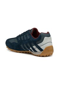 Sneakers blu navy realizzati in suede e tessuto a rete, con un design a profilo basso, suola in gomma, accenti bordeaux e dettagli a strisce.