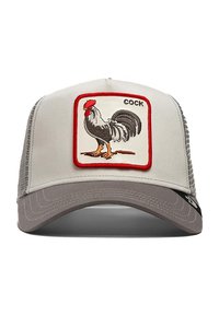 Gorra trucker gris con un panel frontal beige, que presenta un parche de gallo bordado en rojo etiquetado como "COCK". Parte trasera de malla y visera curva gris.