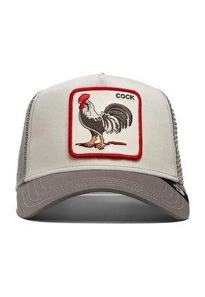Gorra trucker gris con un panel frontal beige, que presenta un parche de gallo bordado en rojo etiquetado como "COCK". Parte trasera de malla y visera curva gris.