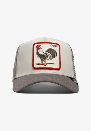 Gorra trucker gris con un panel frontal beige, que presenta un parche de gallo bordado en rojo etiquetado como "COCK". Parte trasera de malla y visera curva gris.