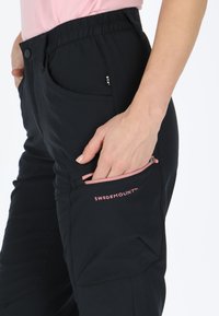 Schwarze Outdoor-Hosen mit elastischem Bund, Seitentaschen und einer Reißverschlusstasche mit rosa Akzenten und dem "SWEDEMOUNT™"-Logo.