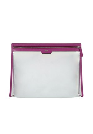 Lila Leder-Reißverschlussbeutel mit transparenter Vorderseite. Rechteckige Form mit strukturiertem Finish und einem kleinen Markenakzent in der Nähe des Reißverschlusses.