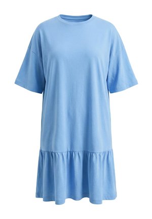 Lyseblå kjole med korte ærmer, rund halsudskæring og rynket flæsedetalje ved kanten, løs pasform, vist på hvid baggrund.
