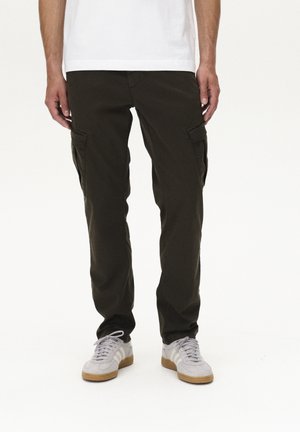 Dark green cargo pants with two side pockets, featuring a straight cut and made of sturdy fabric. Paired with light gray sneakers.