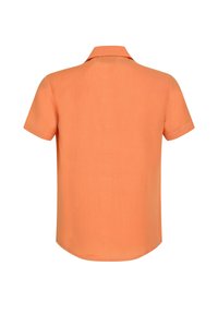 Camisa de manga corta en color naranja claro, hecha de una tela suave y texturizada. Presenta un cuello clásico y un dobladillo recto. Diseño simple y sin adornos.