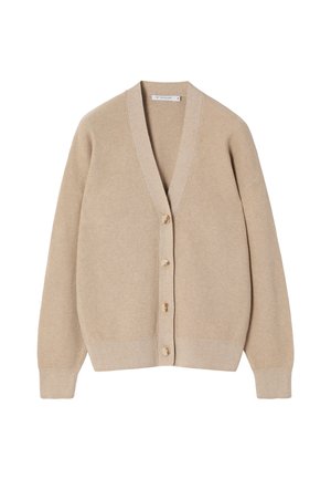 Cardigan beige tricoté avec de longues manches, col en V, poignets et ourlet côtelés, et quatre boutons sur le devant sur un fond blanc.