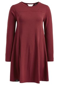 Abito a maniche lunghe color bordeaux realizzato in tessuto morbido, con scollatura rotonda e gonna svasata, caratterizzato da un sottile dettaglio di cucitura sul petto.