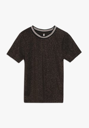 Czarny t-shirt z krótkim rękawem o delikatnej, połyskującej fakturze, z okrągłym dekoltem ozdobionym czarnymi, białymi i czerwonymi paskami.