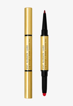 Duales Lippen-Sculpting- und Schattierungskontur-Duo in Gold und Schwarz mit roter Spitze an einem Ende und dunkler Spitze am anderen Ende, mit der Aufschrift "Pat McGrath Labs."