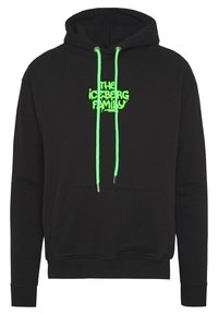 Svart hoodie med neongröna dragsnören och matchande grönt broderat text "THE ICEBERG FAMILY" på bröstet, som har en framfick med känguru-stil.
