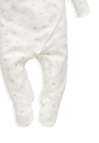 Babybodysuit aus cremefarbener Baumwolle mit hellblauen Auto-Motiven, ausgestattet mit langen Ärmeln und Fußteil, geschlossen mit Druckknöpfen.