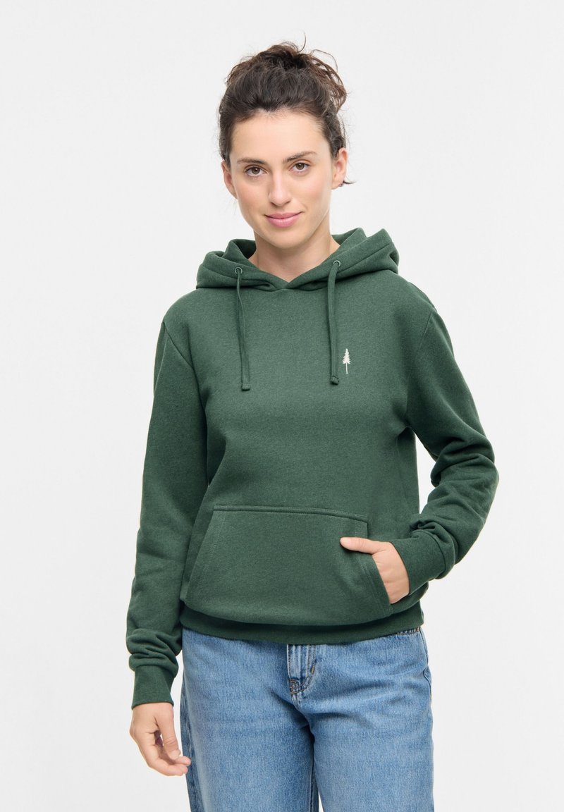 Felpa verde con cappuccio realizzata in tessuto morbido, caratterizzata da una tasca a marsupio, polsini a coste e un piccolo logo ad albero sul petto.