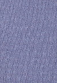 Strickstoff in helllavender Farbe, mit einer weichen Textur und einem regelmäßigen Muster aus Stichen, das eine glatte, gleichmäßige Oberfläche schafft.
