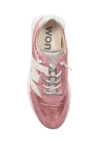 Zapatilla rosa y plata con texturas mixtas, presentando una puntera suave, lados de ante, cordones y una suela blanca gruesa. Marca "WOM" en el interior.
