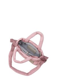 Borsa a tracolla imbottita rosa con manici corti, chiusura a zip e interno grigio chiaro. Presenta un'etichetta con logo all'interno e una texture morbida e liscia.