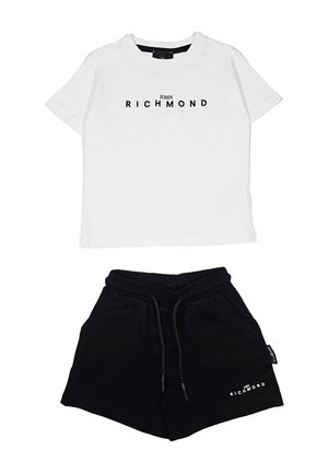 T-shirt bianco in cotone con maniche corte, presenta la scritta "JOHN RICHMOND" in lettere nere. Pantaloni corti neri in cotone, vita elastica, con tasche laterali.