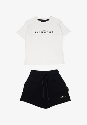 T-shirt bianco in cotone con maniche corte, presenta la scritta "JOHN RICHMOND" in lettere nere. Pantaloni corti neri in cotone, vita elastica, con tasche laterali.