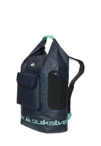 Sac à dos imperméable Quiksilver bleu marine avec poche avant à rabat, poche latérale en filet et accents turquoise sur la poignée et les bretelles.