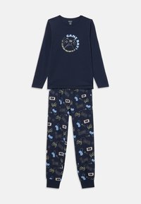 Granatowa bluzka z długim rękawem z napisem "Game Day" oraz grafiką kontrolera do gier, zestawiona z dopasowanymi spodniami z różnymi wzorami kontrolerów gier.