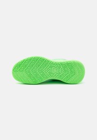 Zöld sneaker talp, gyémánt mintázattal, texturált barázdákkal és logóval. Gumi anyagból készült, amely tartósságot és tapadást biztosít.