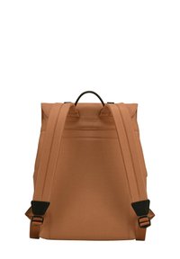 Zaino in tessuto marrone con spallacci imbottiti, maniglia superiore e dettagli in plastica nera. Design semplice con forma rettangolare.