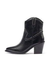 Botas de vaquero de cuero negro con punta afilada, con tachuelas plateadas a lo largo de las costuras y un tacón grueso para mayor altura.