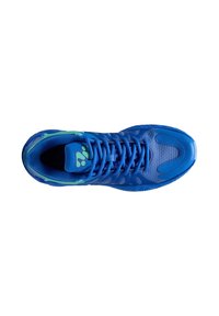 Scarpa da ginnastica blu con tomaia in mesh e materiale sintetico. Presenta un design strutturato e accenti verdi nell'area della caviglia e nella soletta.