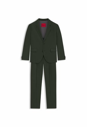 Completo verde scuro composto da una giacca con un solo bottone e rever a punta, e pantaloni abbinati, realizzati in un tessuto liscio con una sottile trama.