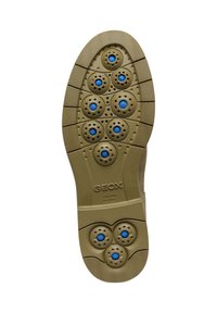 Sola delle scarpe Geox in verde oliva con dettagli blu. Presenta perforazioni circolari per la traspirabilità e un motivo di grip testurizzato.