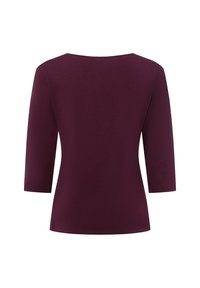 Maglia a maniche lunghe color burgundy, scollatura a girocollo, tessuto leggero con una texture liscia, forma aderente e design pulito e semplice.