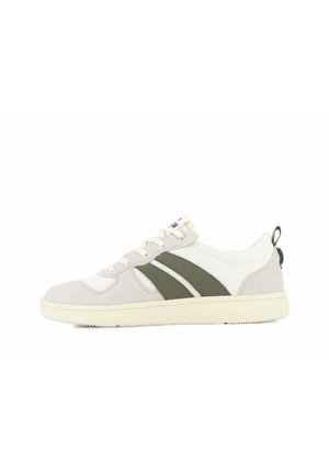 Sneakers met een lichtgrijze suède neuskap, witte mesh zijkanten, olijfgroene strepen, ronde vetersluiting en een gestructureerde rubberen zool.