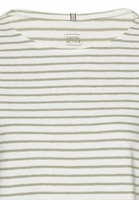 Stribet T-shirt med rund halsudskæring, prydet med skiftevis hvide og lysegrå striber. Fremstillet af blødt stof; mærket er synligt ved halsen.