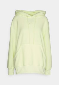 Sudadera de forro polar amarilla con bolsillo canguro, capucha con cordón y puños de canalé. Presenta un pequeño logo bordado en la parte frontal.