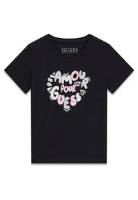 T-shirt nera in cotone biologico con design a cuore e scritta "AMOUR POUR GUESS" in bianco, argento e rosa, maniche corte e scollo rotondo.