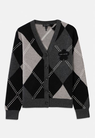 Svart og grå argyle cardigan laget av mykt stoff, med v-hals, frontknapper og et blomsterlogo-patch på venstre bryst.