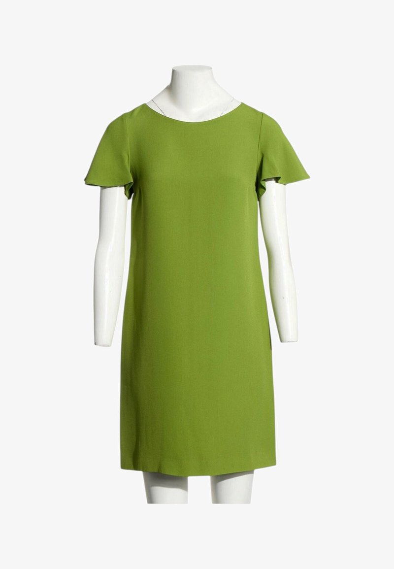 Robe verte à manches courtes, longueur genou, avec un col rond, présentée sur un buste de mannequin blanc avec des bras.