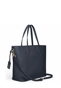 Bolso tote de cuero negro texturizado con dos asas, correa para el hombro desmontable y herrajes en tono dorado sobre un fondo blanco.