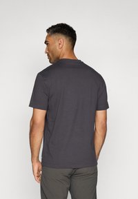 Tricou scurt cu mânecă, gri închis, cu guler rotund, realizat din bumbac moale. Are spatele simplu și un tiv drept.