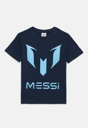 T-shirt bleu marine à manches courtes avec grand logo "M" stylisé en bleu clair et texte "MESSI" centrés sur le devant.
